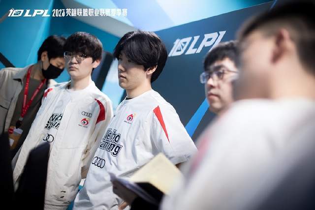 然而在空中 然而在空中